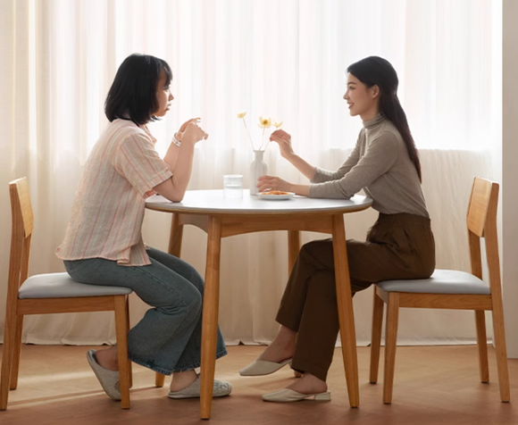 Halla 實木腳圓形餐桌